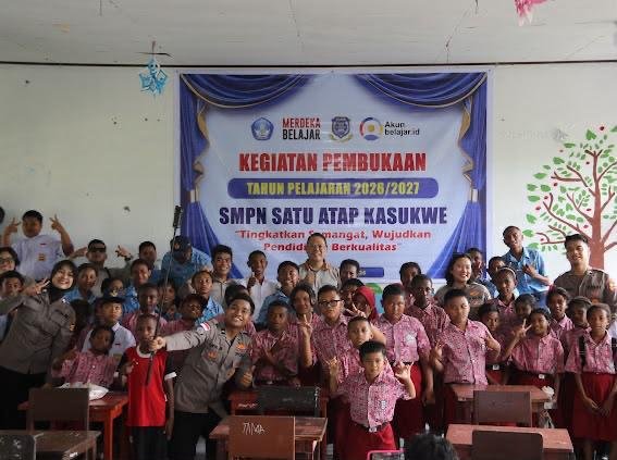 Satgas Ops Damai Cartenz Salurkan Bantuan Seragam Sekolah dan Berikan Edukasi Bahaya Narkoba dan Bijak Bermedia Sosial kepada Pelajar di Sarmi