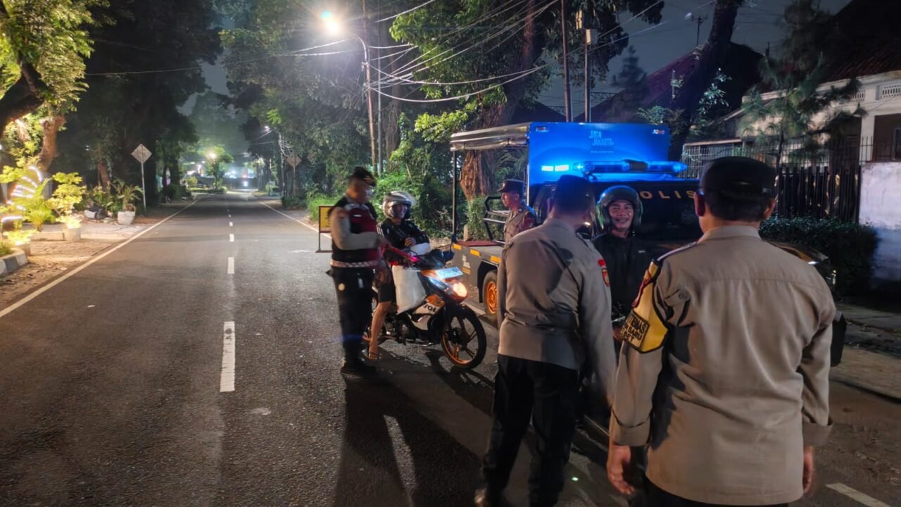 Cegah Gangguan Kamtibmas, Polsek Tebet dan 3 Pilar Tingkatkan Patroli Dini Hari