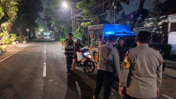 Cegah Gangguan Kamtibmas, Polsek Tebet dan 3 Pilar Tingkatkan Patroli Dini Hari