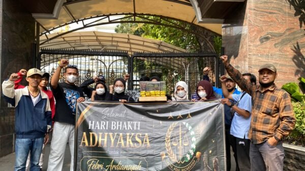 BARA Datangi Kejagung, Replika Emas Jadi Simbol Kritik Penegakan Hukum