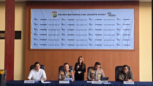 Kasat Reskrim Polres Metro Jakarta Pusat AKBP Roby Heri Saputra dalam rilis perkara Percetakan Mau Print di Polres Metro Jakarta Pusat, Jumat, 26 Juni 2026.