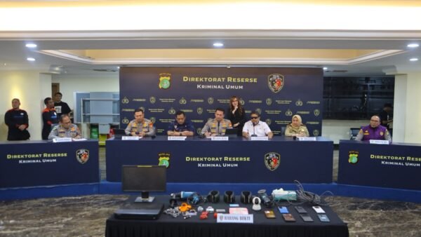 Kapolres Metro Jakarta Pusat Kombes Pol Dr. Reynold E. P. Hutagalung dalam konferensi pers perkembangan penanganan perkara Percetakan Mau Print di Polda Metro Jaya, Jumat, 3 Juli 2026.