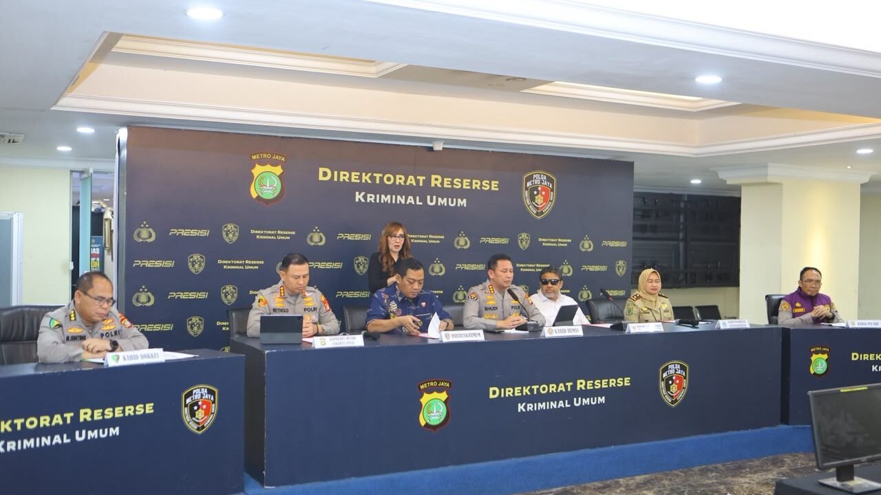Kabidhumas Polda Metro Jaya Kombes Pol Budi Hermanto dalam konferensi pers perkembangan penanganan perkara Percetakan Mau Print di Polda Metro Jaya, Jumat, 3 Juli 2026.