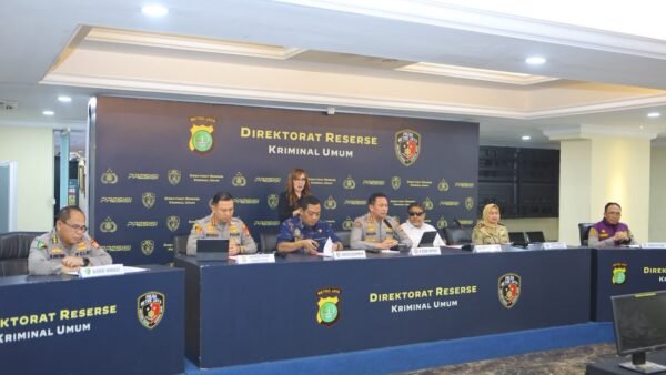 Kapolres Metro Jakarta Pusat Kombes Pol Dr. Reynold E. P. Hutagalung dalam konferensi pers perkembangan penanganan perkara Percetakan Mau Print di Polda Metro Jaya, Jumat, 3 Juli 2026.