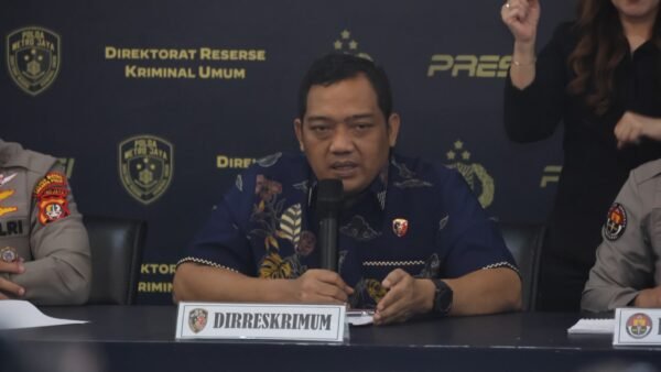 Dirreskrimum Polda Metro Jaya Kombes Pol Dr. Iman Imanuddin dalam konferensi pers perkembangan penanganan perkara Percetakan Mau Print di Polda Metro Jaya, Jumat, 3 Juli 2026.