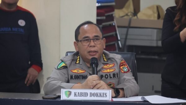 Kabid Dokkes Polda Metro Jaya Kombes Pol dr. Martinus Ginting, Sp.P. dalam konferensi pers perkembangan penanganan perkara Percetakan Mau Print di Polda Metro Jaya, Jumat, 3 Juli 2026.