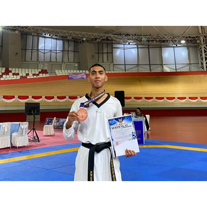 Bripda Alief Ardjuna Yusuf, atlet Batalyon C Pelopor Satuan Brimob Polda Metro Jaya, meraih medali perunggu nomor Kyorugi Prestasi Under 63 kilogram di Kasau Cup TNI/Polri Nasional 2026.