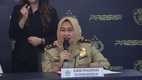 Kepala Bidang Pengawasan Ketenagakerjaan Dr. Titin Saptini, S.E., M.H. dalam konferensi pers perkembangan penanganan perkara Percetakan Mau Print di Polda Metro Jaya, Jumat, 3 Juli 2026.