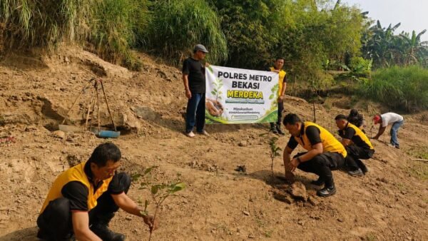 Jaga Jakarta Jaga Bekasi On The Spot, Polsek Cikarang Pusat Tanam Pohon Bersama Warga dalam Program Merdeka Bersama Masyarakat 2026