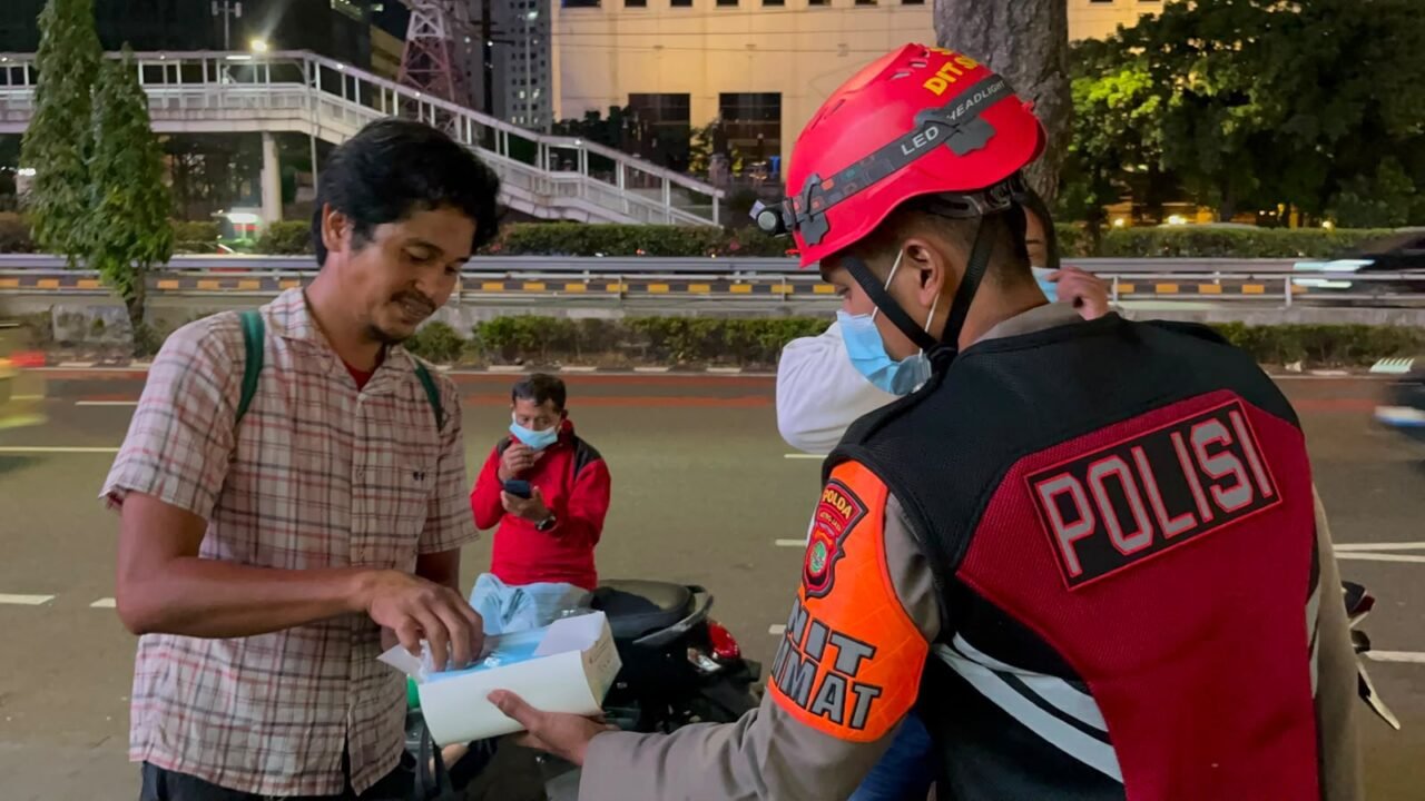 Ditsamapta Polda Metro Jaya Bagikan Masker Antisipasi Debu Vulkanik Anak Krakatau