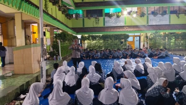 Polisi Ajak Pelajar SMPN 114 Jadi Pemimpin yang Peduli Lingkungan