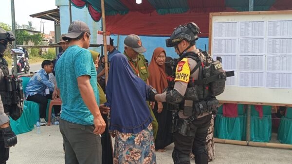 Brimob Polda Metro Jaya Patroli TPS, Jaga Kamtibmas Pilkades Serentak di Bekasi