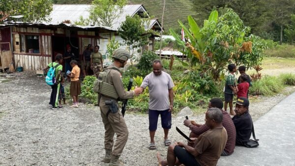 Patroli Humanis Satgas Damai Cartenz Jaga Kamtibmas di Distrik Muara Puncak Jaya