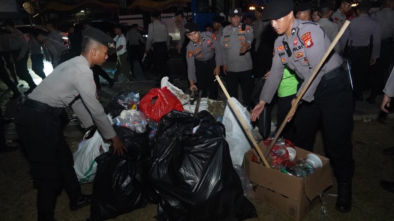 TNI - Polri, Pemprov DKI Bersihkan Sampah Usai Aksi